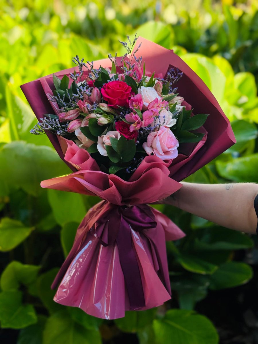 Buquê de 6 Rosas e alstromelias