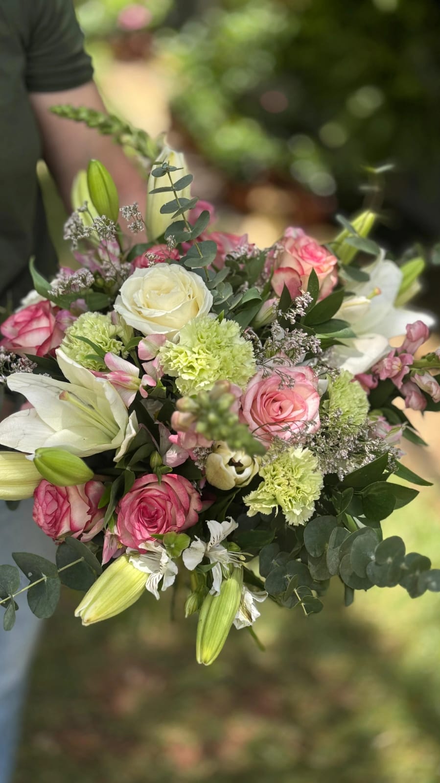 Buquê de Rosas e Lírios